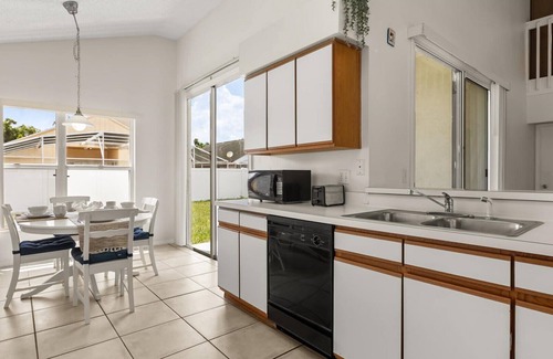 Chatham Park House | Upstay 3BR Family-Friendly, Stylish Retreat w Patio