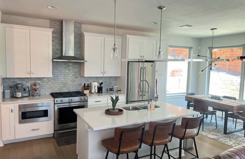 Rosewood House | Upstay: Eastside Home w/Patio & BBQ—11 Mins to DT