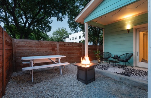 Govalle House | Upstay Entertainment Hub w Games & Outdoor Firepit