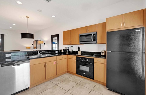 Sunset Lakes House | Upstay: Spacious 3BR Home w Resort Pool & Hot Tub