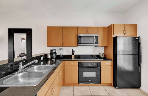 Sunset Lakes House | Upstay: Spacious 3BR Home w Resort Pool & Hot Tub