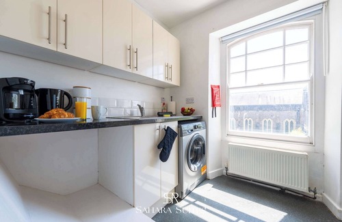 Newport Apartment | Upto 20%OFF | Modern 4BR Home | Sleep11 | Parking