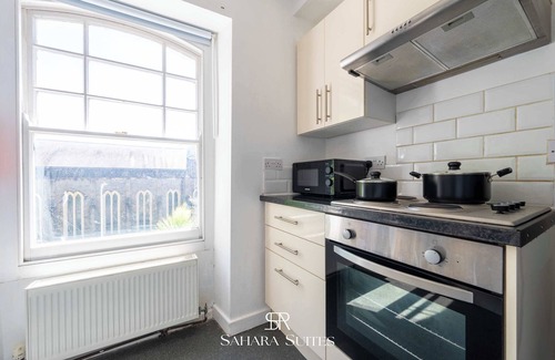 Newport Apartment | Upto 20%OFF | Modern 4BR Home | Sleep11 | Parking