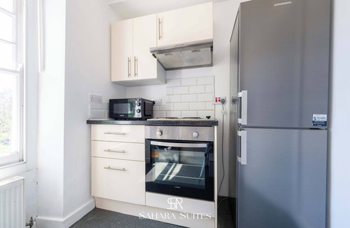 Newport Apartment | Upto 20%OFF | Modern 4BR Home | Sleep11 | Parking