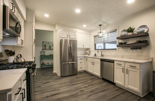 Northeast Heights House | Uptown Area! Putting Green-BBQ-Hot Tub-Game Room