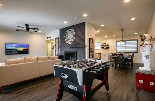 Northeast Heights House | Uptown Area! Putting Green-BBQ-Hot Tub-Game Room