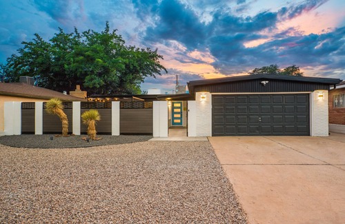 Northeast Heights House | Uptown Area! Putting Green-BBQ-Hot Tub-Game Room