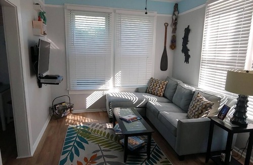 St. Augustine Cottage | Uptown Classic Bungalow Walk to Castillo de San Marcos, Ripley's, Restaurants!