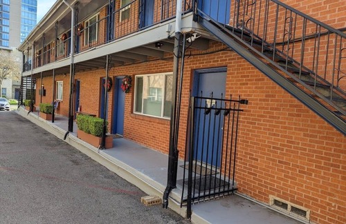 Knox - Henderson Apartment | Uptown Dallas – Charming Studio 1B, WiFi, Parking, Near Restaurants & Shops