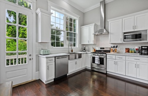 East Riverside House | Uptown Designer Home l 3 bedroom l 3 blocks to Magazine St