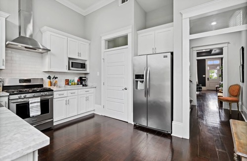 East Riverside House | Uptown Designer Home l 3 bedroom l 3 blocks to Magazine St
