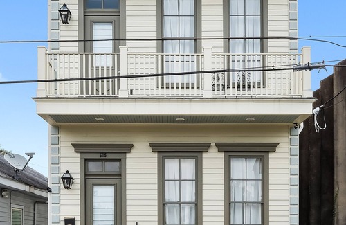 East Riverside House | Uptown Designer Home l 3 bedroom l 3 blocks to Magazine St
