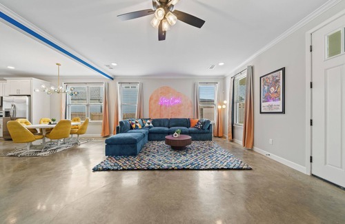 Crosstown House | Uptown Funk! Hot Tub, Mini Golf, Pool Tble, Shufbd
