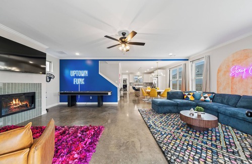 Crosstown House | Uptown Funk! Hot Tub, Mini Golf, Pool Tble, Shufbd