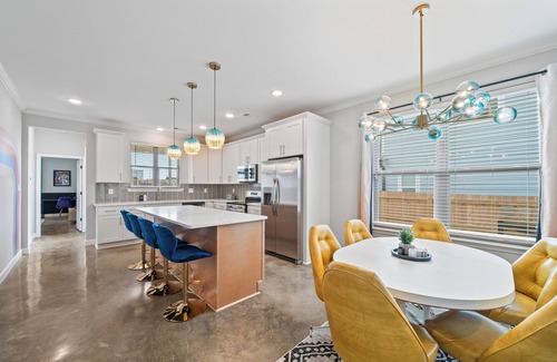 Crosstown House | Uptown Funk! Hot Tub, Mini Golf, Pool Tble, Shufbd