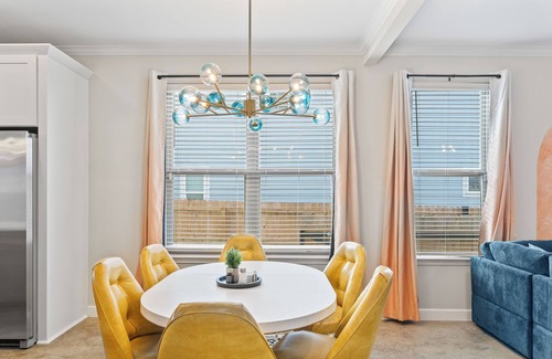 Crosstown House | Uptown Funk! Hot Tub, Mini Golf, Pool Tble, Shufbd