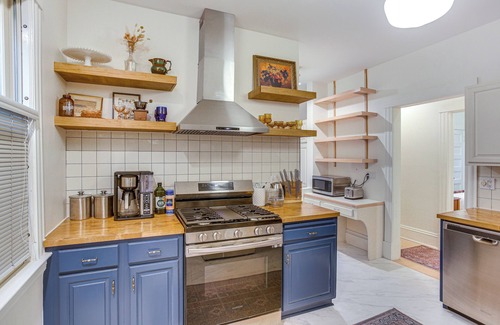 Lowry Hill East Apartment | Uptown Minneapolis Home: Walk to Lakes!