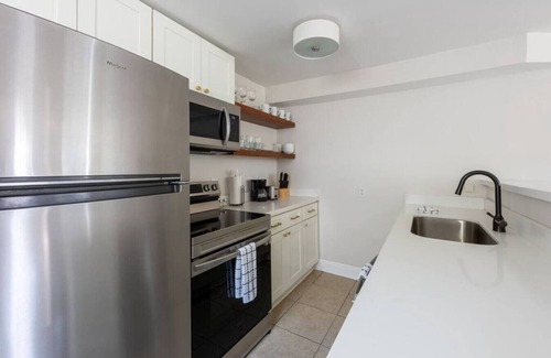 Leonidas House | Uptown Recently Renovated | 3 Blocks to Streetcars