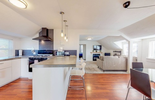 Eureka House | Uptown Rooftop Views, Modern 2 Bedroom Home