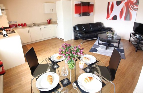 Walsall Apartment | Ur City Pad - The Cambridge Whole 2 Bedroom Apartment