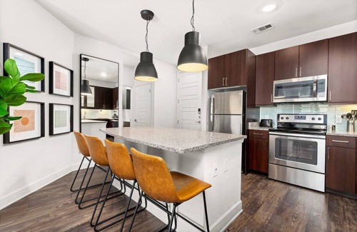 Bouldin Apartment | Urban apt 2BR Downtown Lake · Pool Gym · Garage