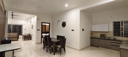 Varanasi Apartment | Urban Bliss - Luxury Villa, Gym, Kitchen, library, 5 Min DLW, 10 Min Station & BHU