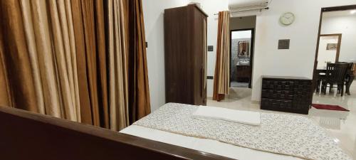 Varanasi Apartment | Urban Bliss - Luxury Villa, Gym, Kitchen, library, 5 Min DLW, 10 Min Station & BHU