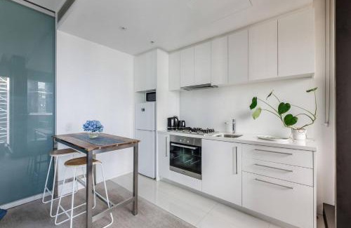 Southbank Apartment | Urban Cocoon - Cosy Riverside Pad with Pool and Sauna
