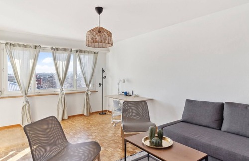 Uster District Apartment | Urban Comfort: 3 BR Practical Retreat