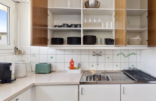 Uster District Apartment | Urban Comfort: 3 BR Practical Retreat