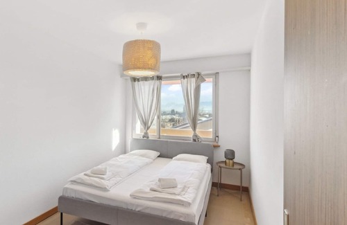Uster District Apartment | Urban Comfort: 3 BR Practical Retreat