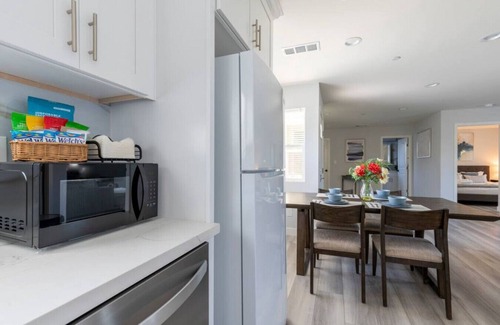 Alhambra House | Urban Comfort Back House: w/Stylish 2-Bedroom, 2-Bath Oasis with High-Speed Connectivity and Secure Parking.