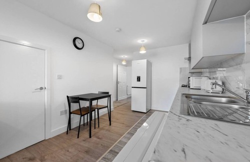 Leicester House | Urban Comfort: Stylish 3BR 2BATH with FREE Parking