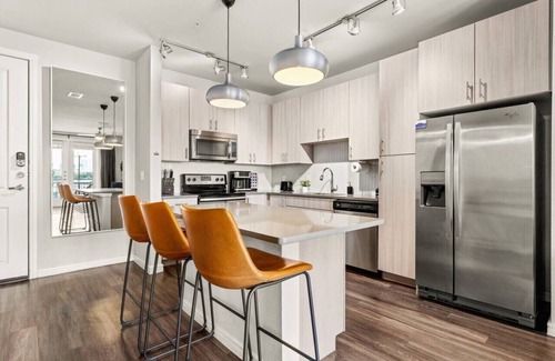 Arsenal Apartment | Urban Connect Skyline View 1BR River-walk Pool