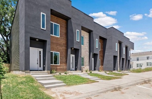 Downtown House | Urban Destination Aggieland 112 TX 2BR and 1.5Bath