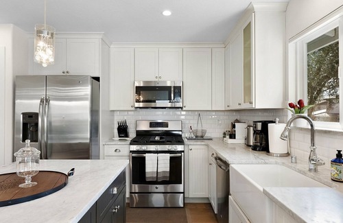 Healdsburg House | Urban Elegance in Wine Country: Unwind Just Moments from Healdsburg Plaza!