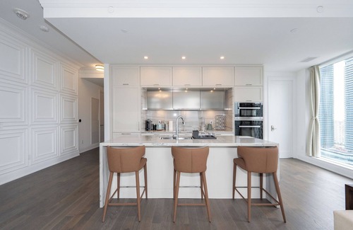 Fashion District Apartment | Urban Elegance: Luxurious 3-Bedroom Condo in the Heart of Downtown Toronto.