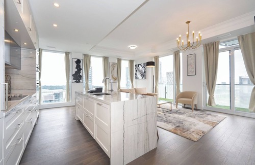 Fashion District Apartment | Urban Elegance: Luxurious 3-Bedroom Condo in the Heart of Downtown Toronto.