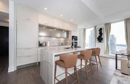 Fashion District Apartment | Urban Elegance: Luxurious 3-Bedroom Condo in the Heart of Downtown Toronto.
