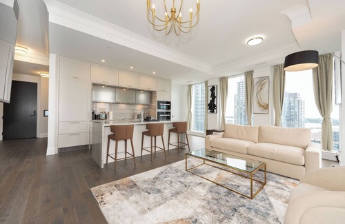 Fashion District Apartment | Urban Elegance: Luxurious 3-Bedroom Condo in the Heart of Downtown Toronto.
