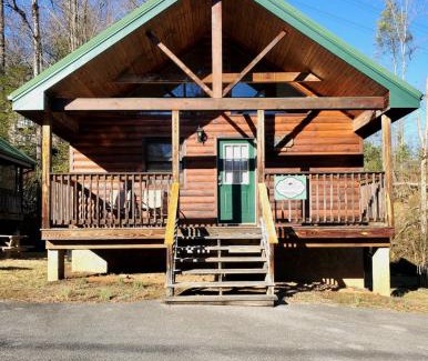 Gatlinburg Ski Chalet | Urban Escape - 1BR King Cabin