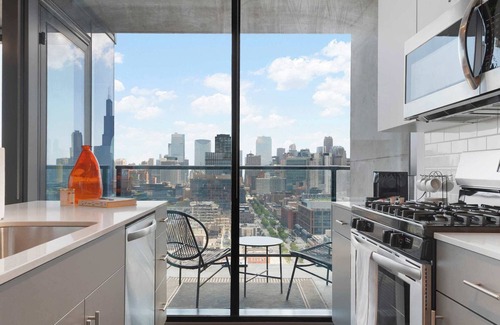 Near West Side Apartment | Urban Escape: 2BR w/Pool, Gym & Skyline Views