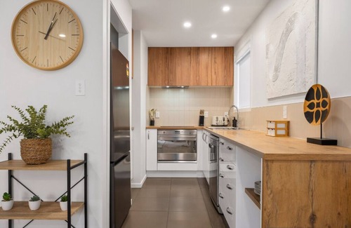 Linwood House | Urban Escape: Central, Cosy, Romantic + Free Parking