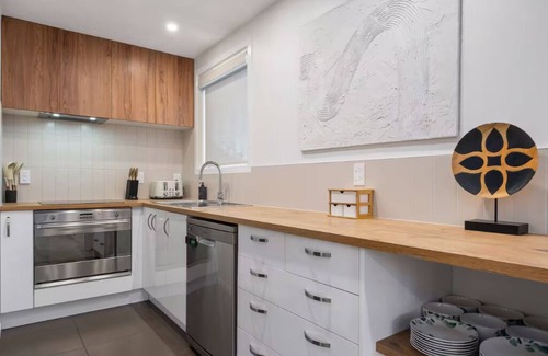 Linwood House | Urban Escape: Central, Cosy, Romantic + Free Parking