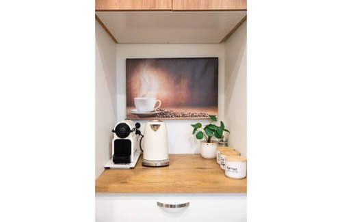 Linwood House | Urban Escape: Central, Cosy, Romantic + Free Parking