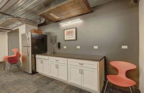 Westown Apartment | Urban Escape | Gym, Parking , Game Lounge , WiFi