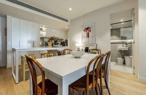 Collingwood Apartment | Urban Escape on Smith Street w Balcony and Parking