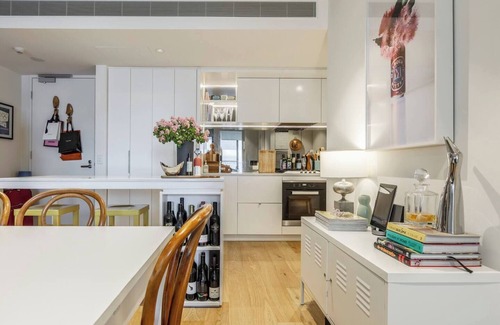 Collingwood Apartment | Urban Escape on Smith Street w Balcony and Parking