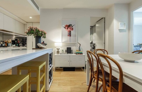 Collingwood Apartment | Urban Escape on Smith Street w Balcony and Parking