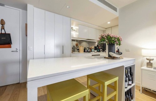 Collingwood Apartment | Urban Escape on Smith Street w Balcony and Parking